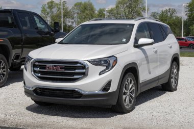 Kokomo - 5 Mayıs 2024: Bir galeride kullanılmış GMC Arazi Sergisi. Fiyatlandırma endişeleriyle, GMC talebi karşılamak için kontörlü araba satıyor. MY:2021