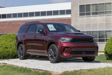 Kokomo - 5 Mayıs 2024: Dodge Durango RT sergisi Stellantis Transmission tesisinde. Dodge, Durango 'ya SXT, SRT ve GT modelleri sunar. MY:2024