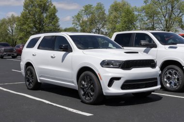 Kokomo - 5 Mayıs 2024 Dodge Durango GT Blacktop bir galeride sergileniyor. Dodge, Durango 'yu SXT, GT, RT ve Citadel modellerinde sunar. MY:2024