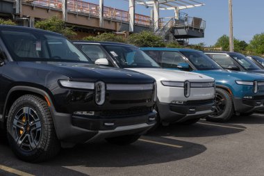 Chicago - 12 Mayıs 2024: Rivian R1S SUV ve R1T Hafif Kamyonet Servisi Rivian Servis Merkezi 'nde.