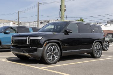 Chicago - 12 Mayıs 2024 Rivian R1S SUV sergisi. Rivian, Macera, Arazi Maceraları ve Fırlatma Baskıları 'nda R1S sunar. MY:2024