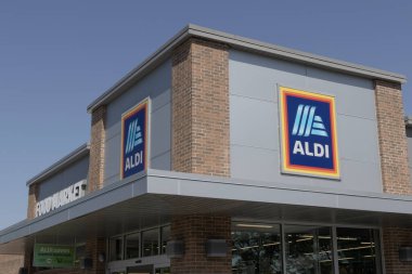 Noblesville - May 19, 2024: Aldi Discount Supermarket. Aldi sells a range of grocery items, including produce, meat and dairy at discount prices.
