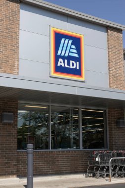 Noblesville - May 19, 2024: Aldi Discount Supermarket. Aldi sells a range of grocery items, including produce, meat and dairy at discount prices.
