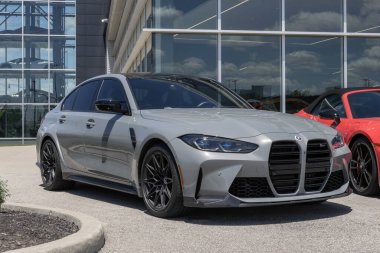 Indianapolis - 30 Mayıs 2024: BMW M3 yarışması bir galeride. BMW, 3.0L turbo şarjlı DOHC motoruyla M3 yarışmasını sunuyor. Benim: 2023