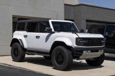 Zionsville - 30 Mayıs 2024: Ford Bronco Raptor satış temsilcisi. Ford Bronco 'ya Big Bend, Badlands ve Heritage modelleri sunar. MY:2024