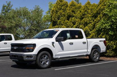 Zionsville - 30 Mayıs 2024 Ford F-150 4X4 Super Crew bir bayilikte. Ford F150 XLT, Lariat, King Ranch ve Limited modellerinde mevcuttur. MY:2024