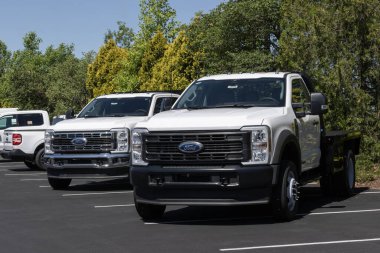 Zionsville - 30 Mayıs 2024: Ford F-550 4X4 Ekip Chassis Taksi galerisinde sergileniyor. Ford F550 7.3L benzinle veya 6.7L dizel motorla birlikte gelir. MY:2024