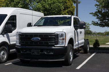 Zionsville - 30 Mayıs 2024 Ford F-250 Chassis Taksi galerisinde sergileniyor. Ford F250 'ye benzin veya dizel motorlar sunar.