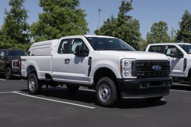 Zionsville - 30 Mayıs 2024: Ford F-250 SRW 4X4 SuperCab bir galeride sergilenmektedir. Ford ayrıca F250 'yi ekip taksisiyle ve normal taksiyle sunar. MY:2024