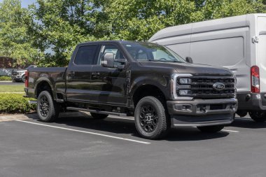 Zionsville - 30 Mayıs 2024: Ford F-250 SRW 4X4 mürettebat taksisi bir galeride sergilenmektedir. Ford ayrıca F250 'yi ekip taksisiyle ve normal taksiyle sunar. MY:2024