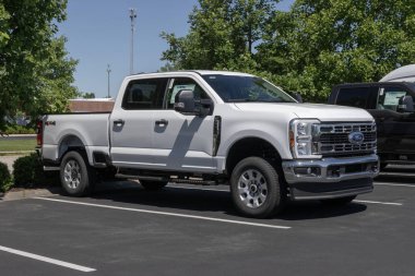 Zionsville - 30 Mayıs 2024: Ford F-250 SRW 4X4 mürettebat taksisi bir galeride sergilenmektedir. Ford ayrıca süper ekip ve normal taksiyle F250 'yi sunuyor. MY:2024