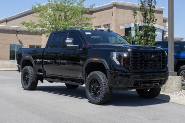 Carmel - 30 Mayıs 2024: GMC Sierra 2500 4WD Ekip Taksisi Denali. GMC, Pro, SLE, SLT ve AT4 modellerinde Sierra 2500 teklif eder. MY:2024