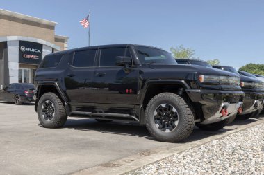 Carmel - 30 Mayıs 2024: GMC Hummer EV 3X SUV bir galeride sergileniyor. GMC, Hummer SUV 'yi 2X ve 3X modellerinde sunar. MY:2024