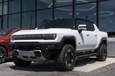 Indianapolis - 30 Mayıs 2024: kullanılmış GMC Hummer EV Sürüm 1 SUV. Fiyatlandırma endişeleriyle, GMC talebi karşılamak için kontörlü araç satıyor. Benim: 2022