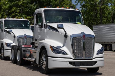 Huber Heights - 31 Mayıs 2024 Kenworth T680 traktör kamyonu. Kenworth T680 'i PACCAR MX-13 12.9L motorla 1,850 lb-ft tork tork ile sunar..