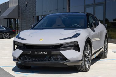 Indianapolis - 30 Mayıs 2024: Lotus Eletre bir galeride sergileniyor. Lotus, Eletre 'ye aktif aerodinamiği olan elektrikli bir EV Hiper-SUV sunar..