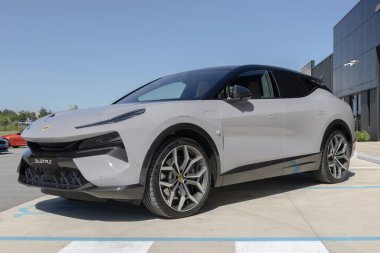 Indianapolis - 30 Mayıs 2024: Lotus Eletre bir galeride sergileniyor. Lotus, Eletre 'ye aktif aerodinamiği olan elektrikli bir EV Hiper-SUV sunar..