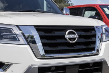 Indianapolis - 30 Mayıs 2024 Nissan Armada SUV bir galeride sergileniyor. Nissan donanmayı S, SV ve Platinum modellerinde sunar..