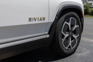 Indianapolis - 30 Mayıs 2024 Rivian R1S SUV sergisi. Rivian, Macera, Arazi Maceraları ve Fırlatma Baskıları 'nda R1S sunar. Benim: 2023