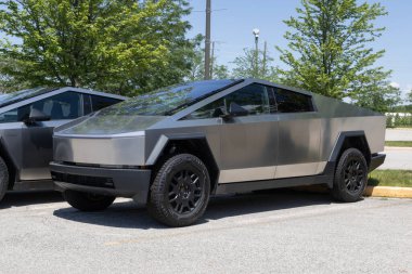 Indianapolis - 30 Mayıs 2024: Tesla Cybertruck bir galeride sergileniyor. Tesla, Cybertruck 'a 340 mil uzunluğunda bir atış alanı sunuyor. MY:2024