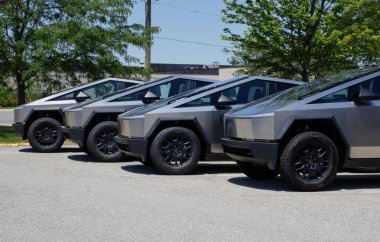 Indianapolis - 30 Mayıs 2024: Tesla Cybertruck bir galeride sergileniyor. Tesla, Cybertruck 'a 340 mil uzunluğunda bir atış alanı sunuyor. MY:2024