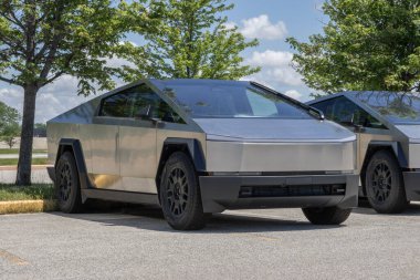 Indianapolis - 30 Mayıs 2024: Tesla Cybertruck bir galeride sergileniyor. Tesla, Cybertruck 'a 340 mil uzunluğunda bir atış alanı sunuyor. MY:2024
