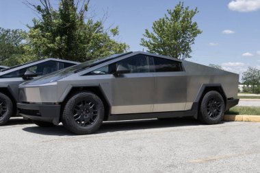 Indianapolis - 30 Mayıs 2024: Tesla Cybertruck bir galeride sergileniyor. Tesla, Cybertruck 'a 340 mil uzunluğunda bir atış alanı sunuyor. MY:2024