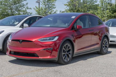 Indianapolis - 30 Mayıs 2024: Tesla Model X bir galeride sergileniyor. Tesla Model X 'e ya 326 ya da yük başına 335 mil teklif ediyor. MY:2024