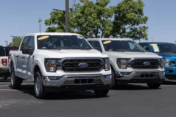 Zionsville - 30 Mayıs 2024: kullanılmış Ford F-150 sergisi. Fiyat endişeleriyle, Ford talebi karşılamak için kontörlü araç alıp satıyor.