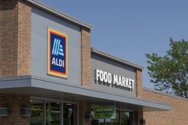 Noblesville - May 19, 2024: Aldi Discount Supermarket. Aldi sells a range of grocery items, including produce, meat and dairy at discount prices.