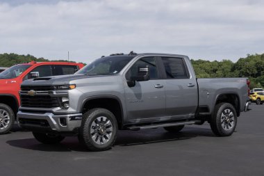 West Harrison - 9 Haziran 2024 Chevrolet Silverado 3500HD SRW Ekip Taksi. Chevy, 6.6L Turbo Diesel motorlu Silverado 3500 'ü sunar. MY:2024