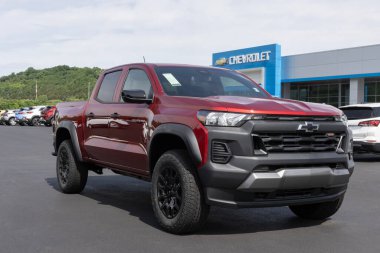 West Harrison - 9 Haziran 2024 Chevrolet Colorado 4WD Trailboss Ekip Taksisi. Chevy, Colorado 'ya 2.7L turboşarjlı motor sunuyor. MY:2024