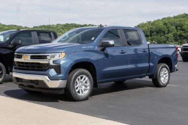 West Harrison - 9 Haziran 2024 Chevrolet Silverado 1500 mürettebat LT 4WD ekran. Chevy, 2.7L Turboşarjlı motoruyla Silverado 1500 'ü sunar. MY:2024