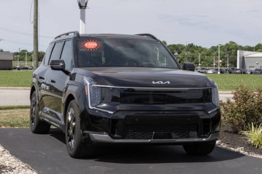 Harrison - 9 Haziran 2024 Kia EV9 GT-Line Uzun Mesafeli Elektrikli Araç Ekranı. Kia, EV9 'a 99.8 kWsaat yüksek voltaj pili teklif ediyor. MY:2024