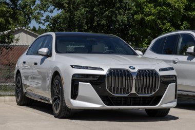 Lafayette - 11 Haziran 2024: BMW 740i xDrive AWD bir galeride sergileniyor. BMW, 3.0L 375HP motorlu 740i xDrive 'ı sunmaktadır. MY:2024