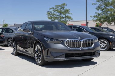 Lafayette - 11 Haziran 2024: BMW 530i xDrive Sedan sergisi. BMW, 2,0L Turboşarjlı motoru ve 48V hafif melez sistemiyle 530i 'yi sunuyor. MY:2024