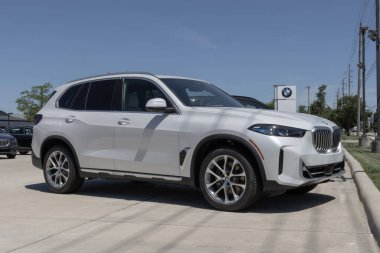 Lafayette - 11 Haziran 2024: BMW X5 xDrive40i hibrit sergisi bir galeride. BMW X5 xDrive40i 'ye 48V hafif melez teknolojisi sunuyor. MY:2024