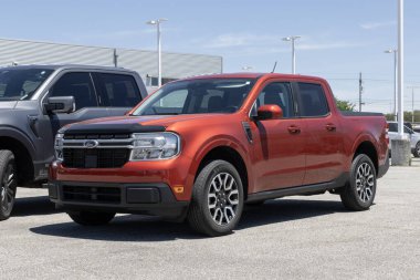 Lafayette - 11 Haziran 2024: Ford Maverick Lariat Hybrid bir galeride sergileniyor. Ford, Maverick 'e 2.5L Full Hybrid motor sunuyor. Benim: 2023