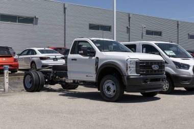 Lafayette - 11 Haziran 2024: Ford F-600 4X4 DRW Chassis taksi görüntüsü. Ford, 6.7L 'lik Power Stroke V8 dizel motorlu F600' ü sunuyor. MY:2024