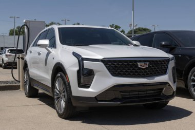 Lafayette - 11 Haziran 2024: Cadillac XT4 Premium Luxury bir galeride sergileniyor. Cadillac XT4 'e 2.0L Turboşarjlı motor teklif ediyor. MY:2024