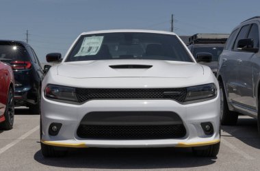 Lafayette - 11 Haziran 2024 Dodge Charger GT Blacktop bir galeride sergileniyor. Dodge, Charger 'a 3.6L 300HP V6 motor teklif ediyor. Benim: 2023