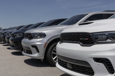 Lafayette - 11 Haziran 2024 Dodge Durango bir galeride sergileniyor. Dodge, Durango 'yu SXT, GT, RT ve Citadel modellerinde sunar. MY:2024