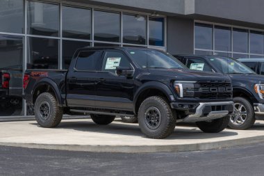 Plainfield - 16 Haziran 2024: Ford F-150 Raptor 4X4 Supercrew ekran. Ford 3.5L Ecoboost V6 motorlu F150 Raptor 'u sunar. MY:2024