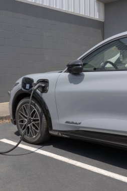 Plainfield - 16 Haziran 2024: Ford Mustang Mach-E Premium EV Electric SUV ekran. Ford, Mach-E 'yi Select, Premium veya GT modellerinde sunar. MY:2024