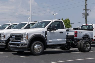 Plainfield - 16 Haziran 2024: Ford F-550 XLT 4X2 Chassis Cab ekran. Ford F550 'ye 6.7L Power Stroke V8 Diesel motor sunar. Benim: 2023