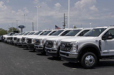 Plainfield - 16 Haziran 2024: Ford Truck orta görev sergisi bir bayilikte. Ford kamyonları F-250, F-350, F-450, F-550, F-650, F-600 ve F-750 'dir..