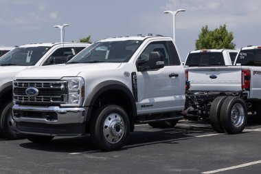 Plainfield - 16 Haziran 2024: Ford F-550 XLT 4X4 Chassis Cab ekran. Ford F550 'ye 6.7L Power Stroke V8 Diesel motor sunar. MY:2024