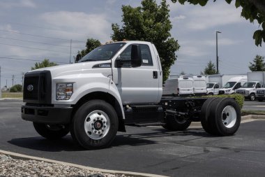 Plainfield - 16 Haziran 2024: Ford F-650SD Normal Çerçeve Taksisi. Ford F650 'ye 335HP 7.3L V8 benzinli motor sunar. MY:2024
