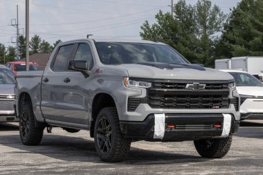 Avon - 16 Haziran 2024 Chevrolet Silverado 1500 LT Trail Boss 4WD sergisi. Chevy, 5.3L Ecotec3 motorlu Silverado 1500 'ü sunar. MY:2024