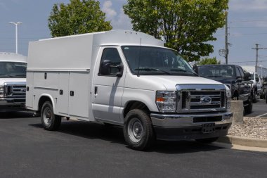 Plainfield - 16 Haziran 2024: Ford E-350 RWD Cutaway ve Knapheide Utility Bed. Ford 7.3L V8 benzinli E350 'yi sunuyor. MY:2024